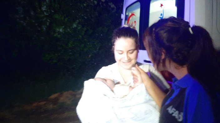 Edirne’de şiddetli yağış nedeniyle mahsur kalan bebeği AFAD kurtardı -6