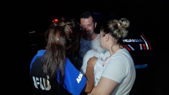 Edirne’de şiddetli yağış nedeniyle mahsur kalan bebeği AFAD kurtardı -7