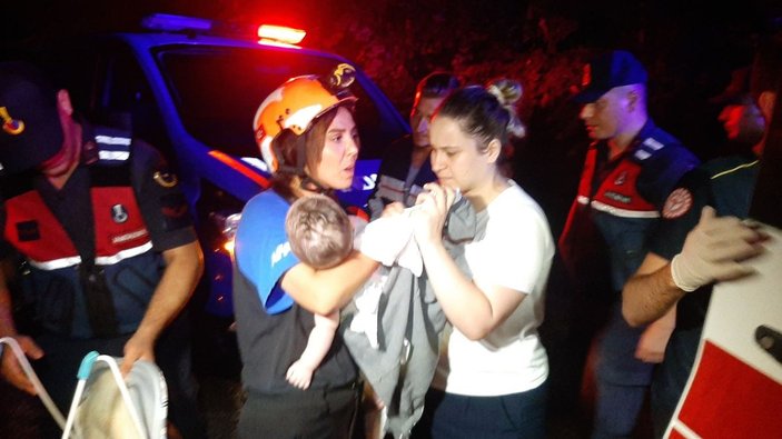 Edirne’de şiddetli yağış nedeniyle mahsur kalan bebeği AFAD kurtardı -2