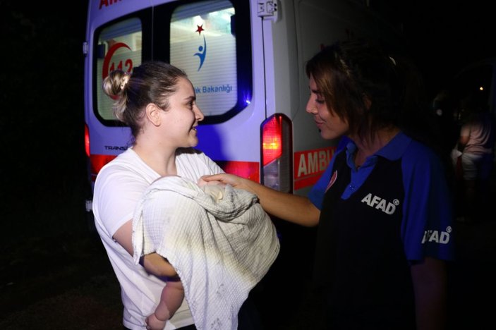Edirne’de şiddetli yağış nedeniyle mahsur kalan bebeği AFAD kurtardı -3