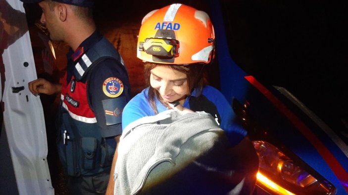 Edirne’de şiddetli yağış nedeniyle mahsur kalan bebeği AFAD kurtardı -4