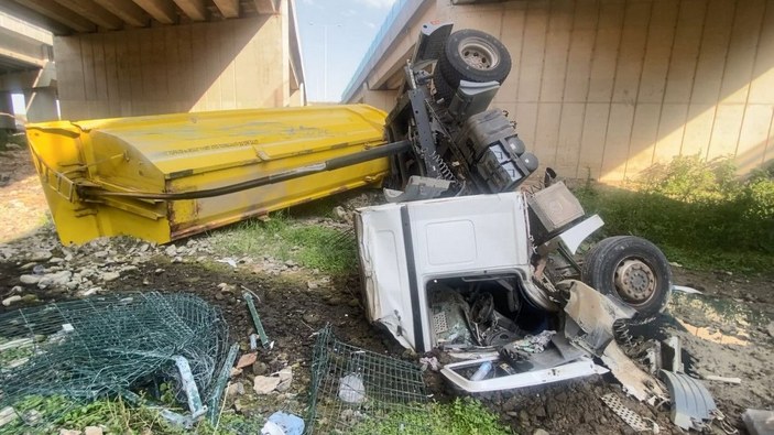Silivri'de lastiği patlayan hafriyat kamyonu viyadükten düştü -1