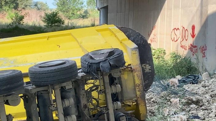Silivri'de lastiği patlayan hafriyat kamyonu viyadükten düştü -3