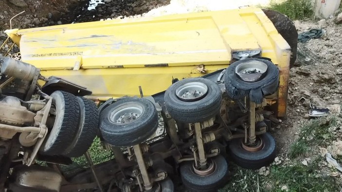 Silivri'de lastiği patlayan hafriyat kamyonu viyadükten düştü -5