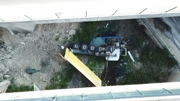 Silivri'de lastiği patlayan hafriyat kamyonu viyadükten düştü -6