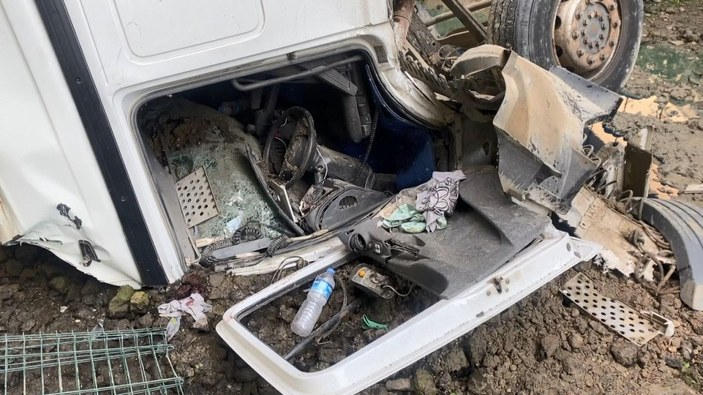 Silivri'de lastiği patlayan hafriyat kamyonu viyadükten düştü -2