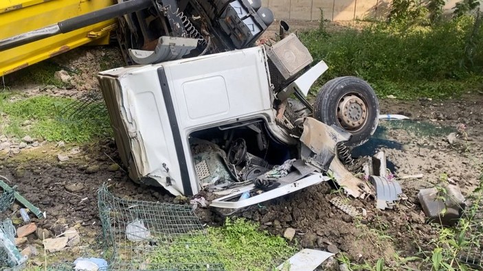 Silivri'de lastiği patlayan hafriyat kamyonu viyadükten düştü -4
