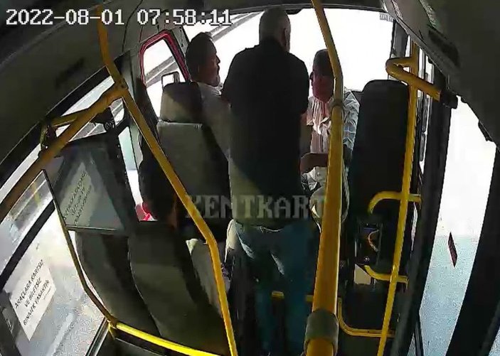 Hareket halindeki özel halk otobüsünün şoförüne yumruk attı -1