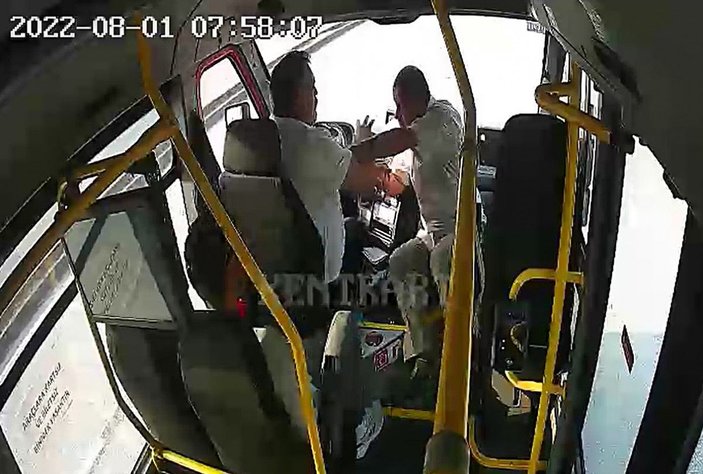 Hareket halindeki özel halk otobüsünün şoförüne yumruk attı -2