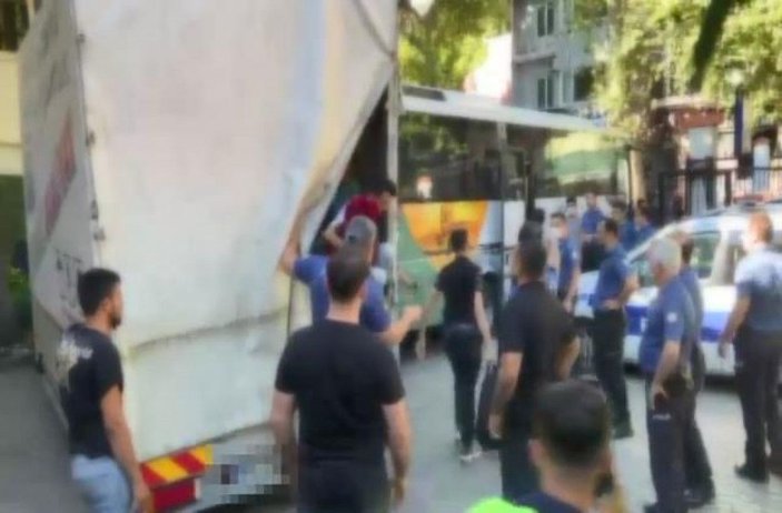 15 Temmuz Şehitler Köprüsü'nde durdurulan kamyonetten 56 kaçak göçmen çıktı -4