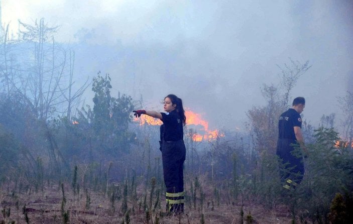 Edirne'de, Meriç Nehri kıyısında çıkan otluk yangını söndürüldü -4