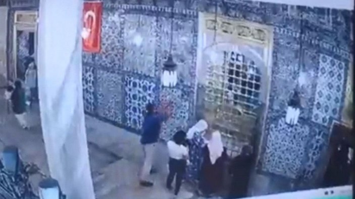 Eyüp Sultan Türbesi'ndeki saldırı kamerada -1