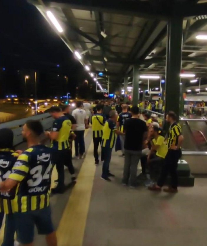 İstanbul-Yolda kalan Fenerbahçeli taraftarlardan Marmaray'da protesto; ek sefer düzenlendi -3