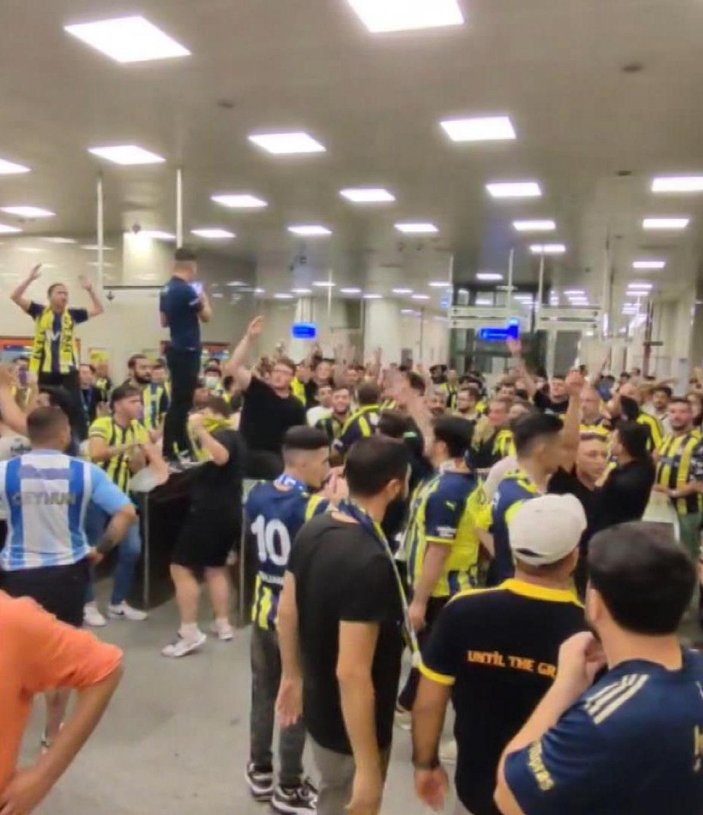 İstanbul-Yolda kalan Fenerbahçeli taraftarlardan Marmaray'da protesto; ek sefer düzenlendi -2