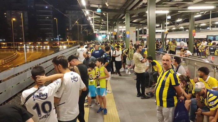 İstanbul-Yolda kalan Fenerbahçeli taraftarlardan Marmaray'da protesto; ek sefer düzenlendi -5