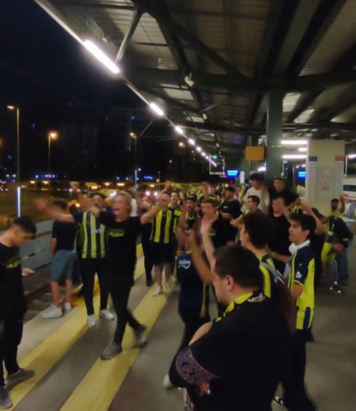 İstanbul-Yolda kalan Fenerbahçeli taraftarlardan Marmaray'da protesto; ek sefer düzenlendi -4
