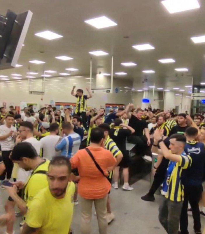 İstanbul-Yolda kalan Fenerbahçeli taraftarlardan Marmaray'da protesto; ek sefer düzenlendi -1