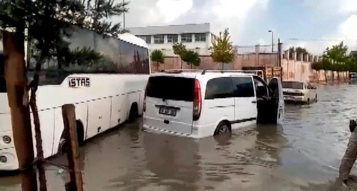 Avcılar'da yollar göle döndü, işyerlerine su bastı -7