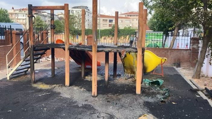 Küçükçekmece’de oyun oynayan çocuklar okulun parkını yaktı -6