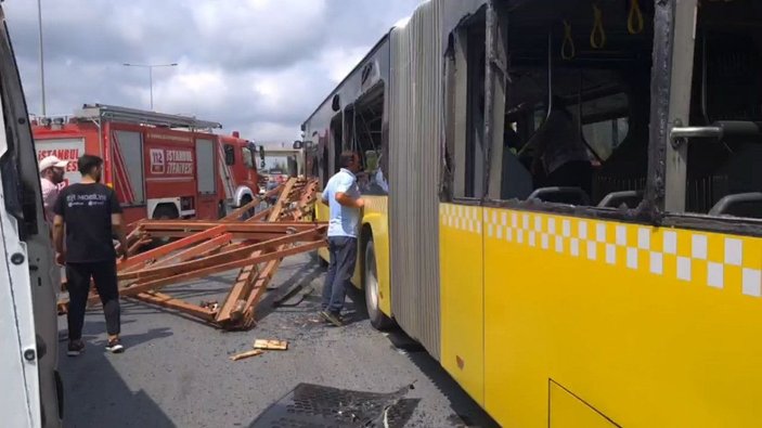 Arnavutköy'de kamyondaki demirler İETT otobüsüne düştü; Çok sayıda yaralı var (1) -4