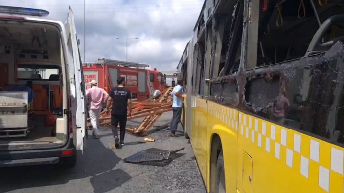 Arnavutköy'de kamyondaki demirler İETT otobüsüne düştü; Çok sayıda yaralı var (1) -3