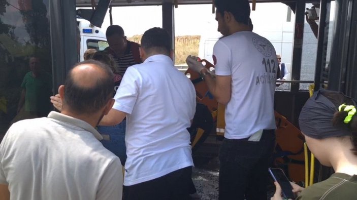 Arnavutköy'de kamyondaki demirler İETT otobüsüne düştü; Çok sayıda yaralı var (1) -1