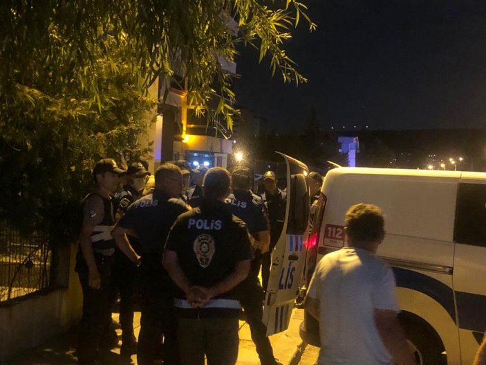 Ankara'da komşularına taş atıp hakaret ettiği iddia edilen kadın, gözaltına alındı -6