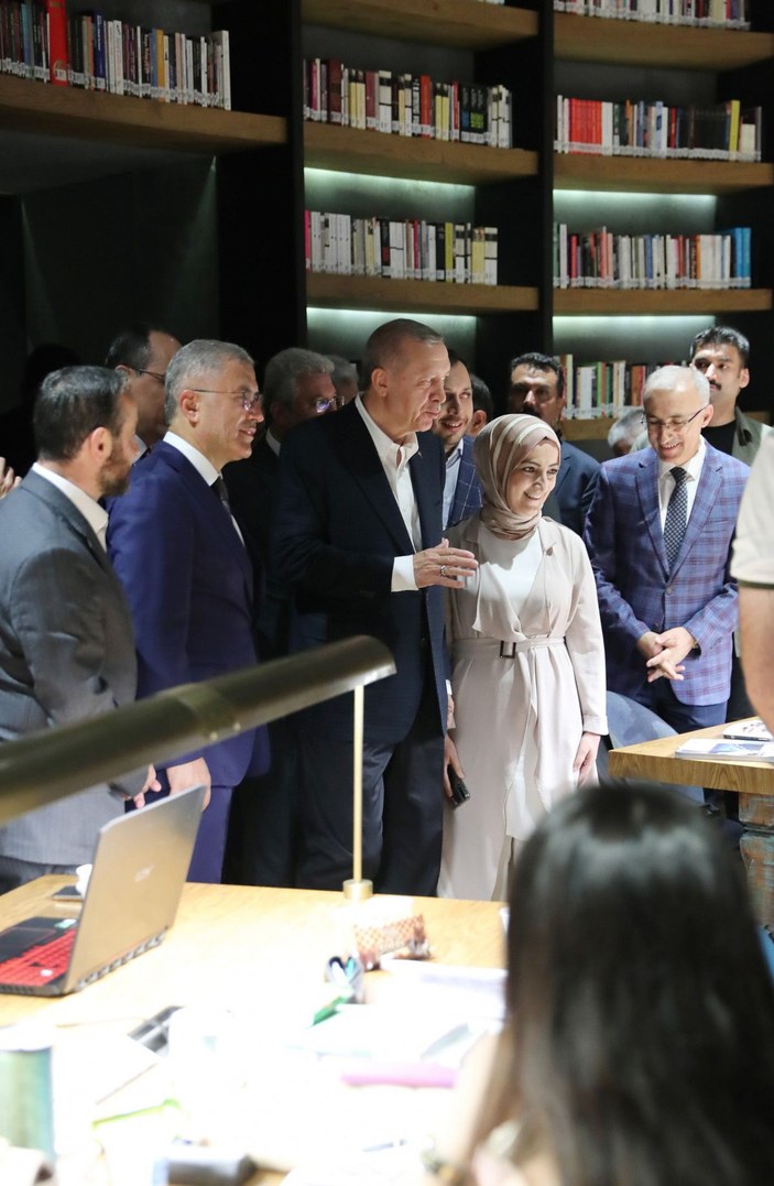 /fotoğraflar// Cumhurbaşkanı Erdoğan Nevmekan Sahil’de öğrencilerle sohbet etti -5