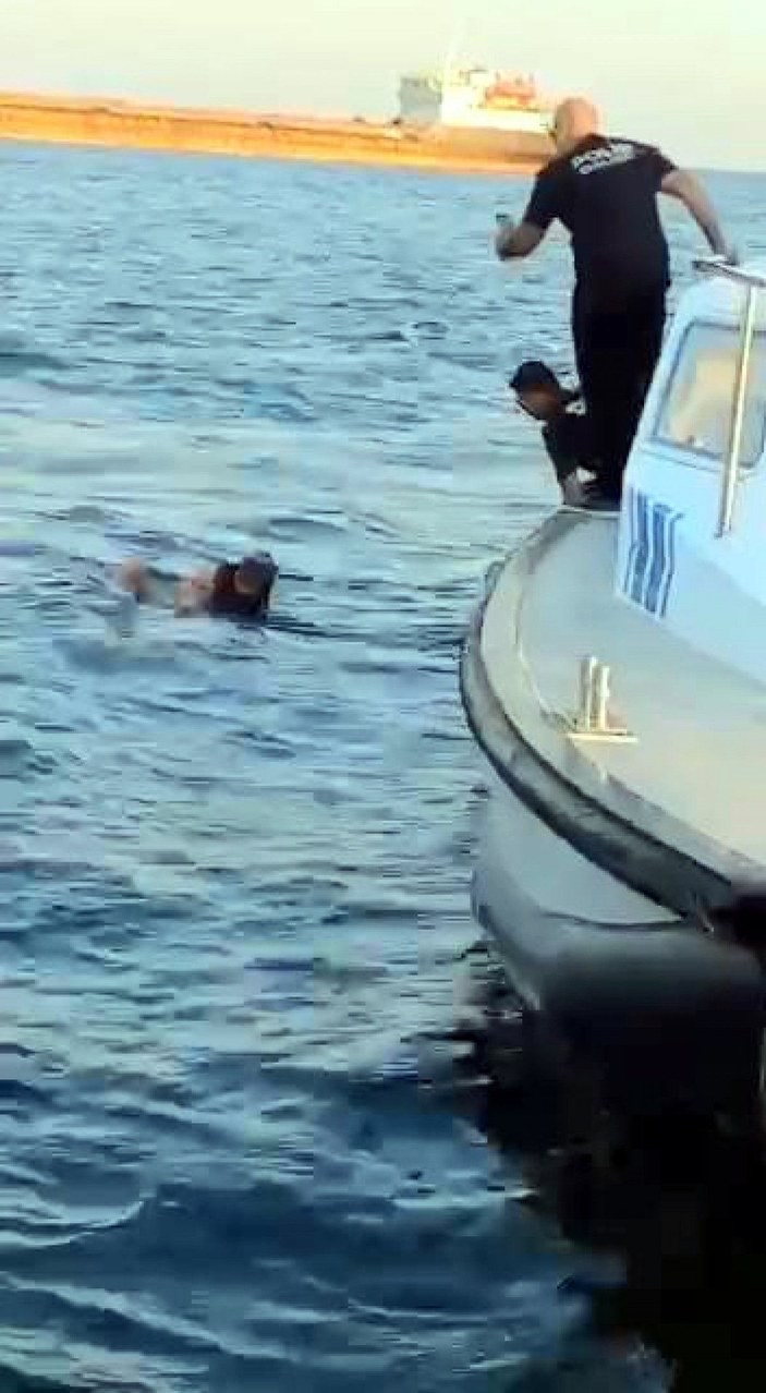 Avcılar'da polisten kaçmak için denize atlayıp 2 kilometre yüzdü -2