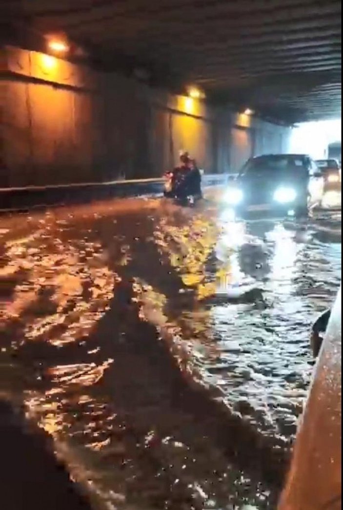 Eskişehir'de sağanak; cadde ve sokaklar suyla doldu -8
