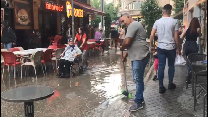 Eskişehir'de sağanak; cadde ve sokaklar suyla doldu -3