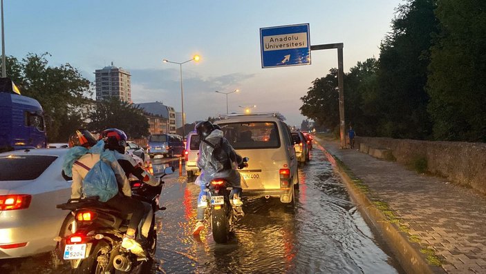 Eskişehir'de sağanak; cadde ve sokaklar suyla doldu -6