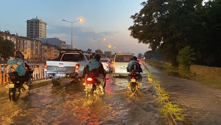Eskişehir'de sağanak; cadde ve sokaklar suyla doldu -1