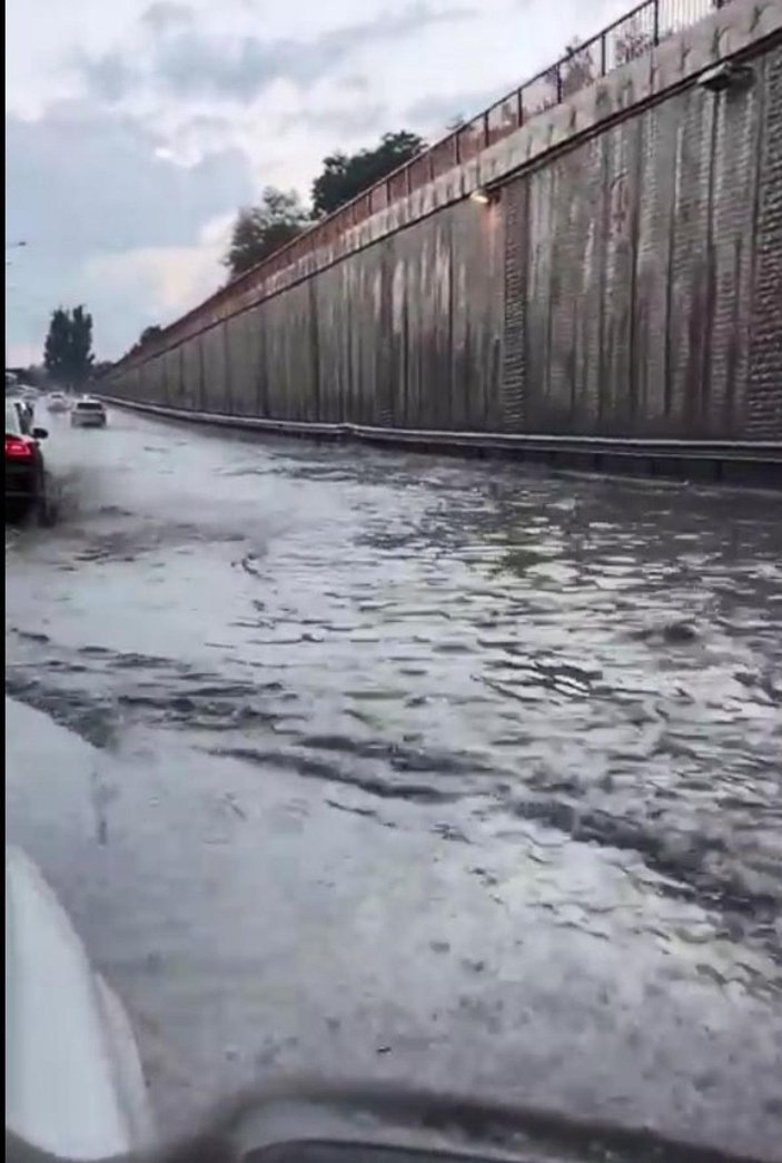 Eskişehir'de sağanak; cadde ve sokaklar suyla doldu -9