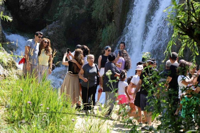 Erzincan’da turistlerin en uğrak yeri Girlevik Şelalesi’nin yolu ve kırık dökük tahta köprüleri tepki topluyor -8