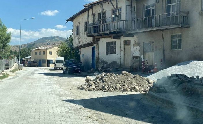 Erzincan’da turistlerin en uğrak yeri Girlevik Şelalesi’nin yolu ve kırık dökük tahta köprüleri tepki topluyor -4