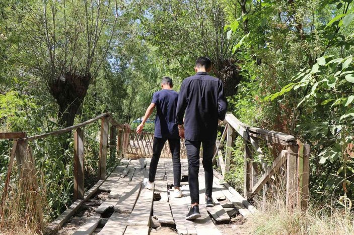 Erzincan’da turistlerin en uğrak yeri Girlevik Şelalesi’nin yolu ve kırık dökük tahta köprüleri tepki topluyor -6