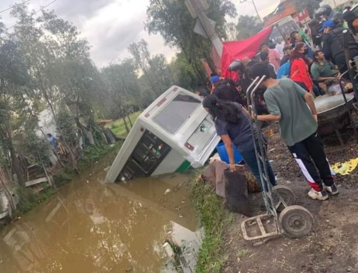 Meksika’da minibüs su kanalına düştü: 7 yaralı -1