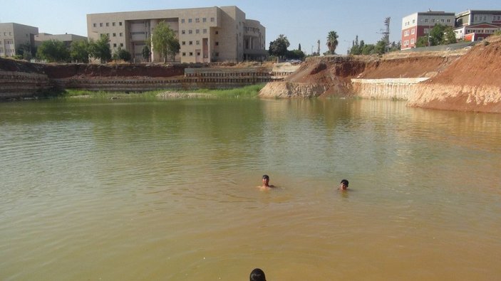 Çocuklar, inşaat temelini dolduran kirli suda yüzüyor -9