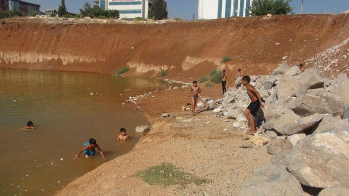 Çocuklar, inşaat temelini dolduran kirli suda yüzüyor -3