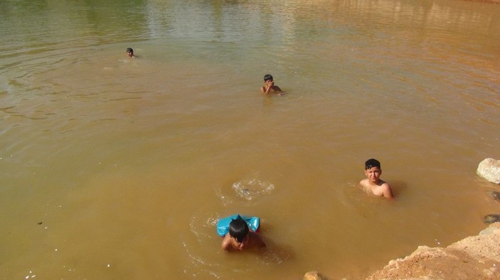 Çocuklar, inşaat temelini dolduran kirli suda yüzüyor -8