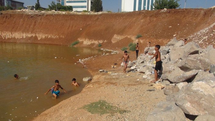 Çocuklar, inşaat temelini dolduran kirli suda yüzüyor -2