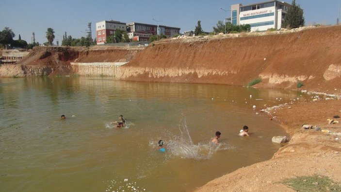 Çocuklar, inşaat temelini dolduran kirli suda yüzüyor -6