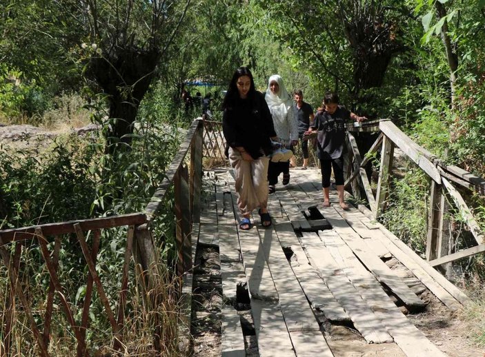Erzincan’da turistlerin en uğrak yeri Girlevik Şelalesi’nin yolu ve kırık dökük tahta köprüleri tepki topluyor -1