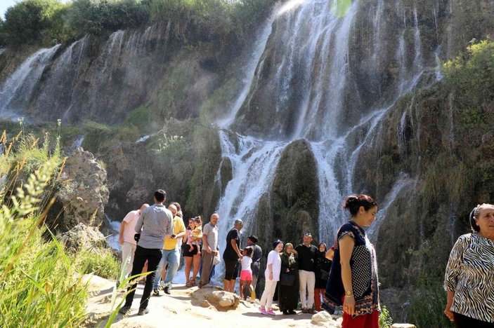 Erzincan’da turistlerin en uğrak yeri Girlevik Şelalesi’nin yolu ve kırık dökük tahta köprüleri tepki topluyor -7