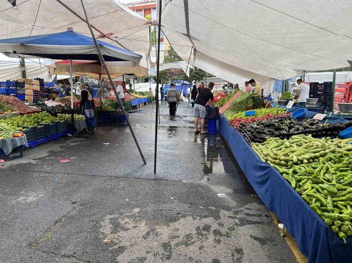 Sağanak yağışın etkisiyle semt pazarları boş kaldı -1