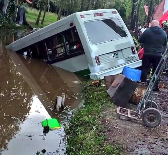 Meksika’da minibüs su kanalına düştü: 7 yaralı -2