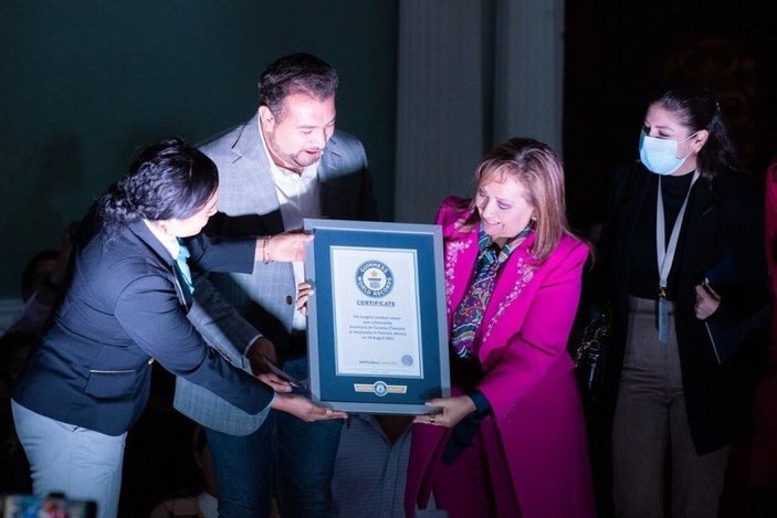 Meksika’da 3 bin 932 metrelik halı Guinness Rekorlar Kitabı’na girdi -1