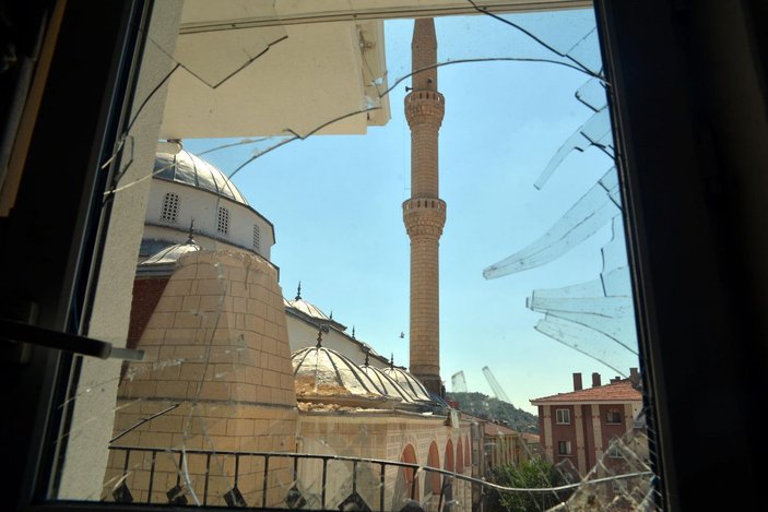Ankara'da minarenin üzerine devrildiği binadaki 6 daire de hasar görmüş -1