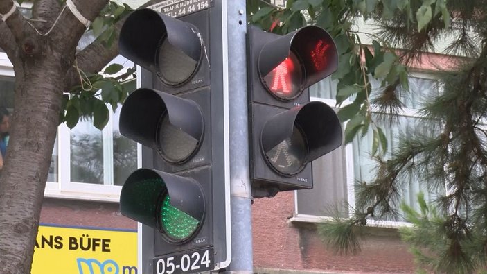 Renk değiştirmeyen trafik ışığı; yayaya kırmızı, araçlara hep yeşil -1
